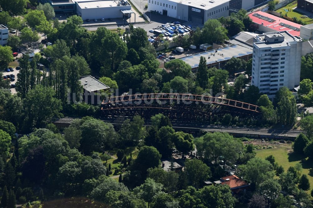 Berlin aus der Vogelperspektive: Historische S-Bahnbrücke am Dorotheenstadt Friedhof II im Bezirk Mitte in Berlin