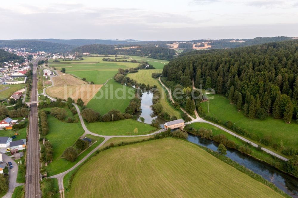 Zimmern von oben - Historische, überdachte Brücke über die Donau in Zimmern im Bundesland Baden-Württemberg, Deutschland