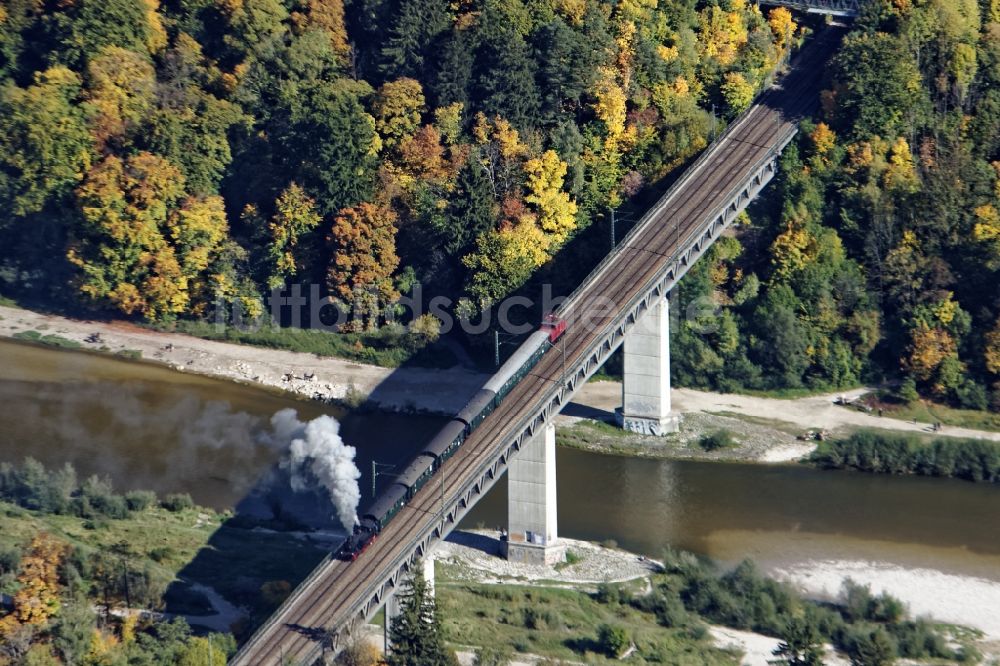 Luftaufnahme Pullach im Isartal - Historische Dampflok auf der Großhesseloher Brücke in Pullach im Isartal im Bundesland Bayern