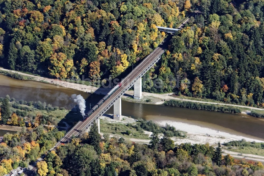 Pullach im Isartal von oben - Historische Dampflok auf der Großhesseloher Brücke in Pullach im Isartal im Bundesland Bayern