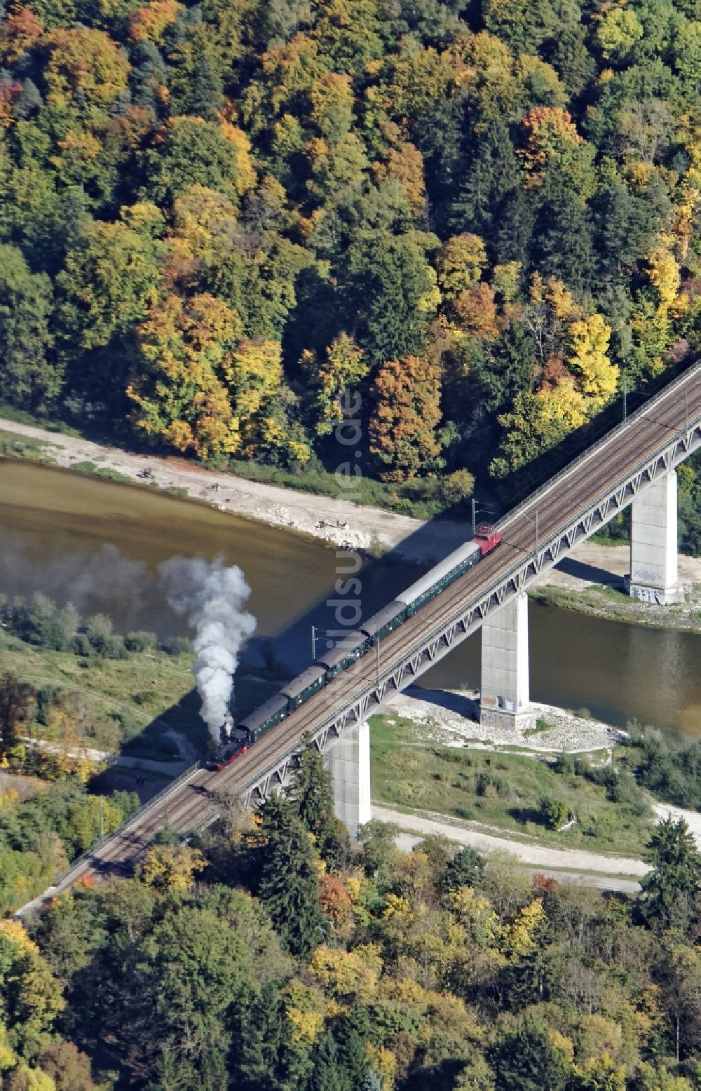 Pullach im Isartal aus der Vogelperspektive: Historische Dampflok auf der Großhesseloher Brücke in Pullach im Isartal im Bundesland Bayern