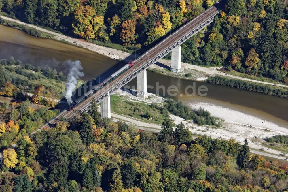 Luftbild Pullach im Isartal - Historische Dampflok auf der Großhesseloher Brücke in Pullach im Isartal im Bundesland Bayern