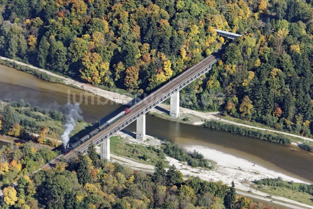 Luftaufnahme Pullach im Isartal - Historische Dampflok auf der Großhesseloher Brücke in Pullach im Isartal im Bundesland Bayern