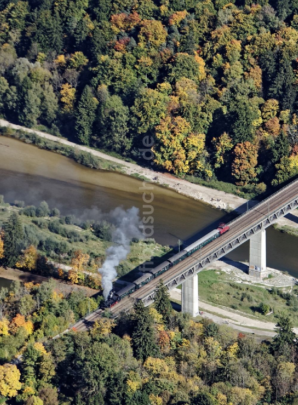 Pullach im Isartal von oben - Historische Dampflok auf der Großhesseloher Brücke in Pullach im Isartal im Bundesland Bayern