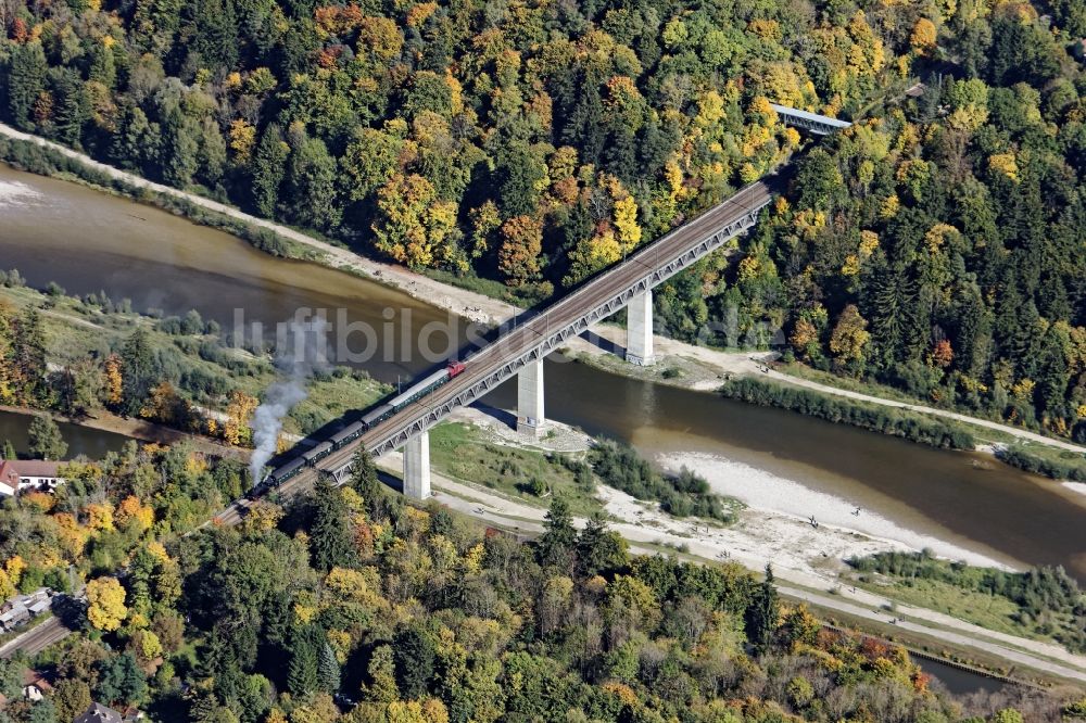 Pullach im Isartal aus der Vogelperspektive: Historische Dampflok auf der Großhesseloher Brücke in Pullach im Isartal im Bundesland Bayern