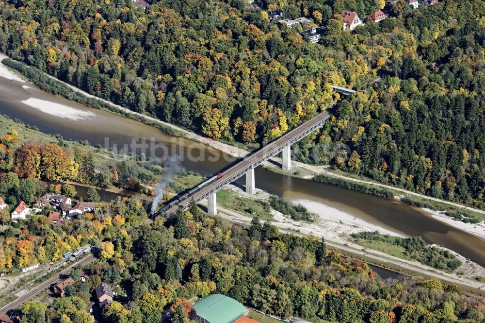 Luftbild Pullach im Isartal - Historische Dampflok auf der Großhesseloher Brücke in Pullach im Isartal im Bundesland Bayern