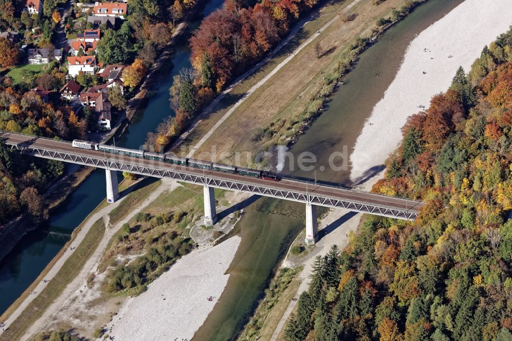 Pullach im Isartal von oben - Historische Dampflok auf der Großhesseloher Brücke in Pullach im Isartal im Bundesland Bayern