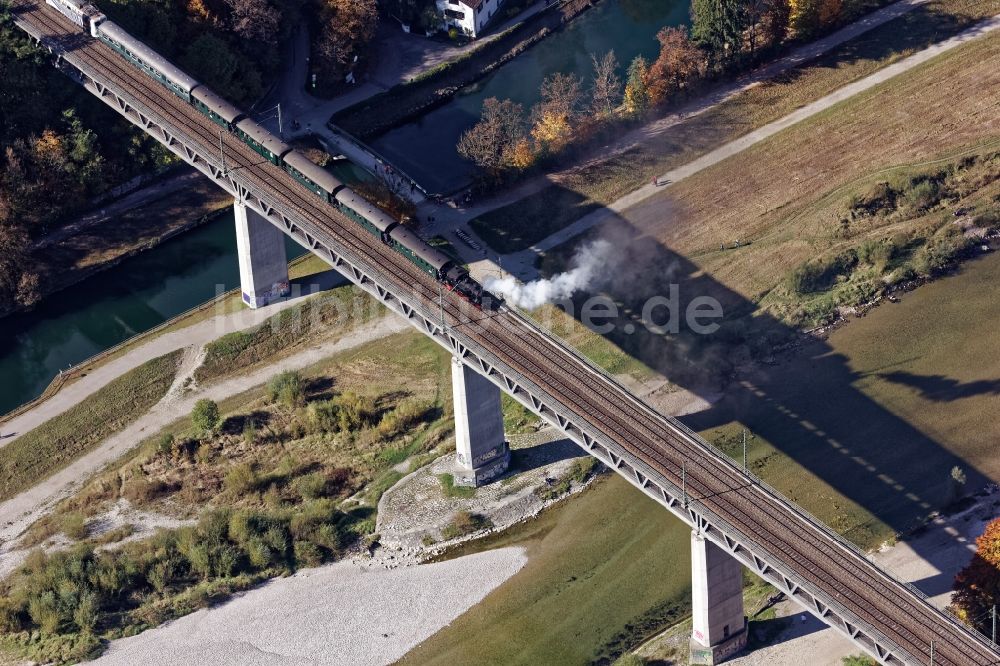 Luftbild Pullach im Isartal - Historische Dampflok auf der Großhesseloher Brücke in Pullach im Isartal im Bundesland Bayern