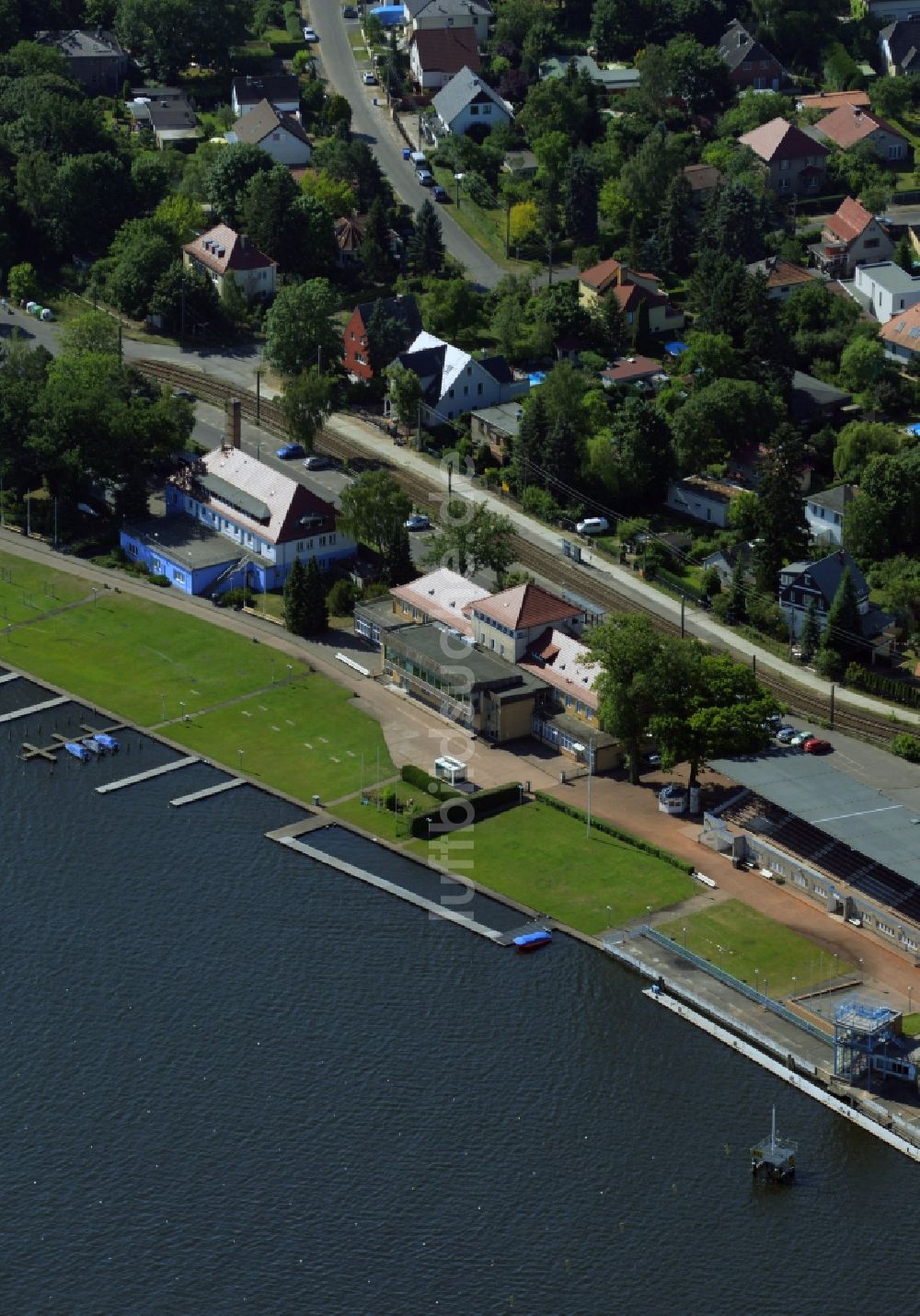 Luftbild Berlin - Historische Gebäude an der Regattastrecke am Flussufer der Dahme im Ortsteil Grünau im Bezirk Treptow-Köpenick in Berlin