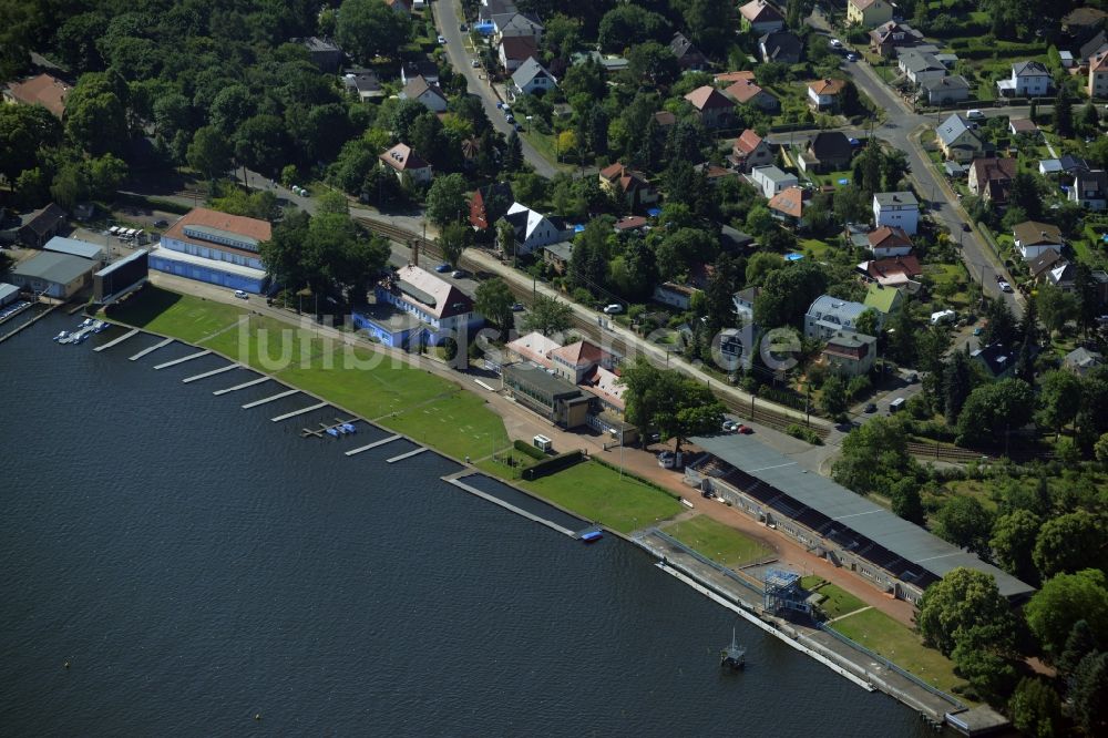 Luftaufnahme Berlin - Historische Gebäude an der Regattastrecke am Flussufer der Dahme im Ortsteil Grünau im Bezirk Treptow-Köpenick in Berlin