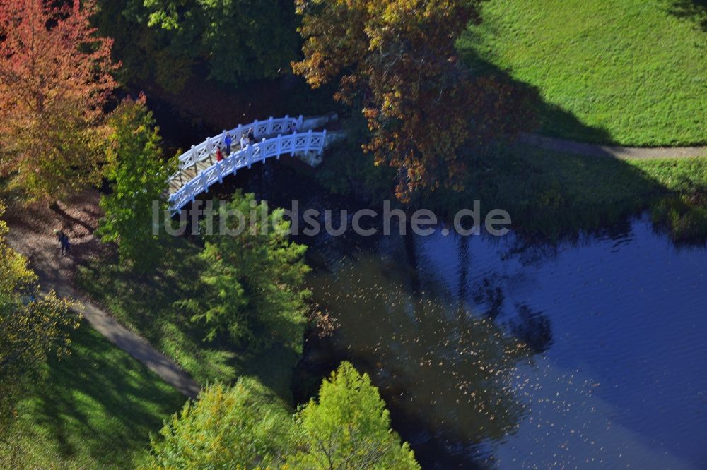 Wörlitz von oben - Historische Holz- Brücke im UNESCO-Kulturerbe- Park des Dessau-Wörlitzer Gartenreiches in Wörlitz im Bundesland Sachsen-Anhalt