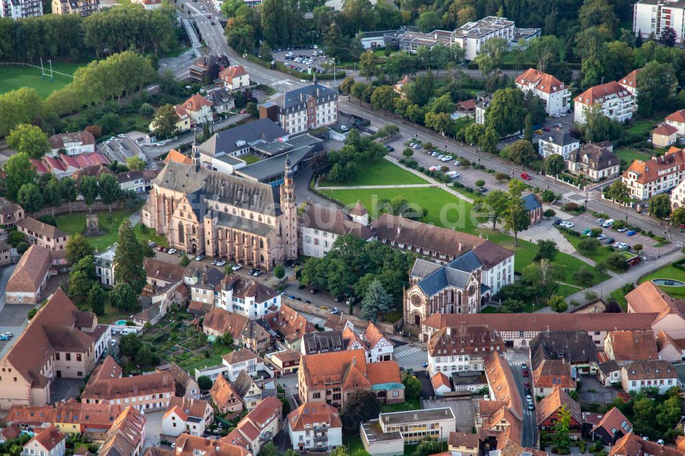 Luftaufnahme Molsheim - Historische Kirche Gebäudekomplex in Molsheim in Grand Est, Frankreich