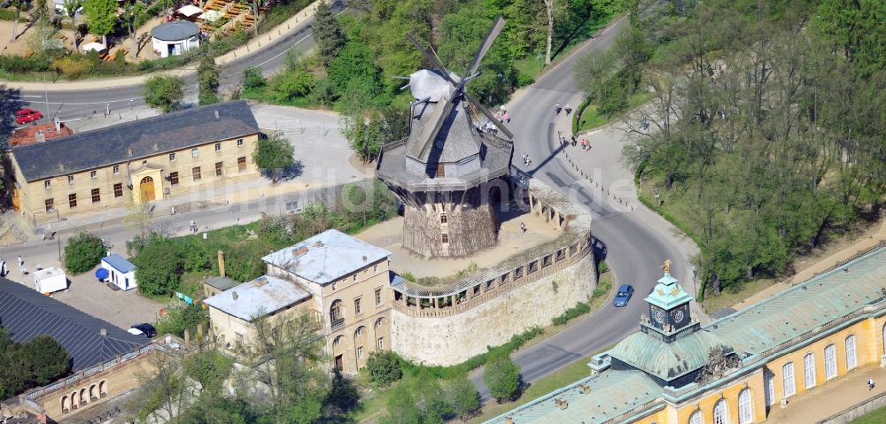 Potsdam aus der Vogelperspektive: Historische Mühle an der Maulbeeralle am Schlosspark in Potsdam