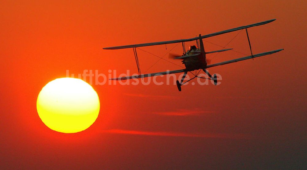 Luftaufnahme Hamm - Historische Oldtimer über Hamm bei Sonnenuntergang