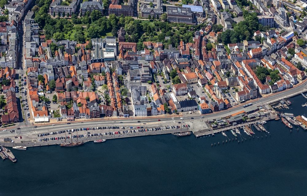 Flensburg von oben - Historische Segelschiffe im Hafen in Flensburg im Bundesland Schleswig-Holstein, Deutschland