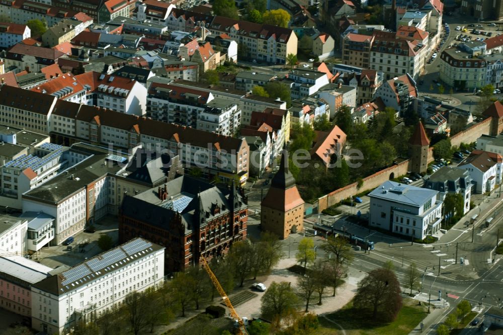 Luftaufnahme Rostock - Historische Stadtmauer mit Türmen sowie Steintor parallel zur Ernst-Barlach-Straße in Rostock im Bundesland Mecklenburg-Vorpommern, Deutschland