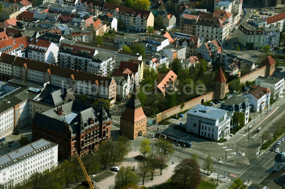 Rostock von oben - Historische Stadtmauer mit Türmen sowie Steintor parallel zur Ernst-Barlach-Straße in Rostock im Bundesland Mecklenburg-Vorpommern, Deutschland