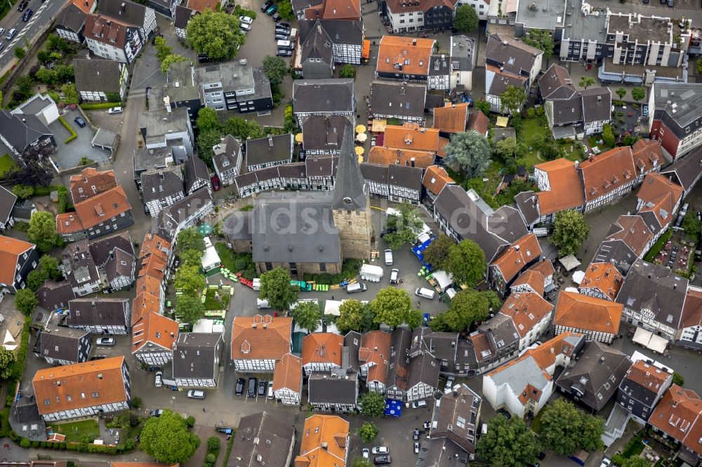 Luftaufnahme Hattingen - Historische Stadtmitte von Hattingen mit Kirchplatz und St.Georgskirche im Ruhrgebiet im Bundesland Nordrhein-Westfalen