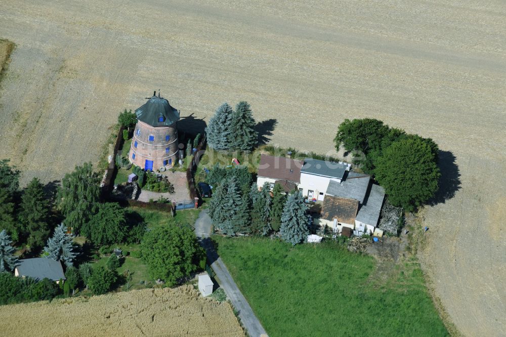 Naundorf aus der Vogelperspektive: Historische Turmwindmühle am Gehöft eines Bauernhofes am Rand von bestellten Feldern in Naundorf im Bundesland Sachsen