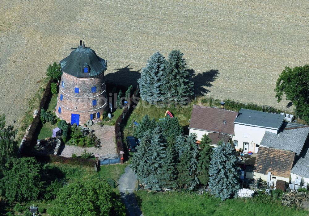 Luftbild Naundorf - Historische Turmwindmühle am Gehöft eines Bauernhofes am Rand von bestellten Feldern in Naundorf im Bundesland Sachsen