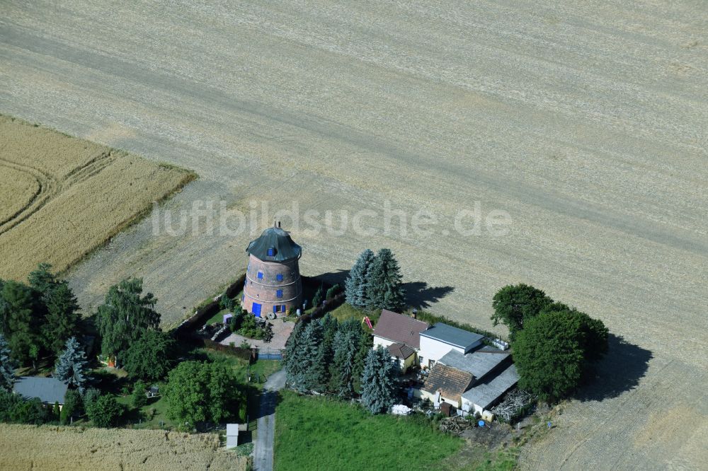 Luftbild Naundorf - Historische Turmwindmühle am Gehöft eines Bauernhofes am Rand von bestellten Feldern in Naundorf im Bundesland Sachsen