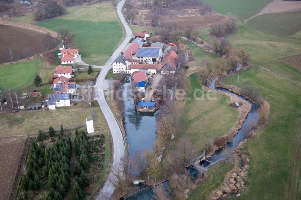 Luftaufnahme Triftern - Historische Wassermühle Eduard Wensauer GmbH & Co. KG Rottaler Hammerwerk am Gehöft eines Bauernhofes am Rand des Altbach im Ortsteil Anzenkirchen in Triftern im Bundesland Bayern