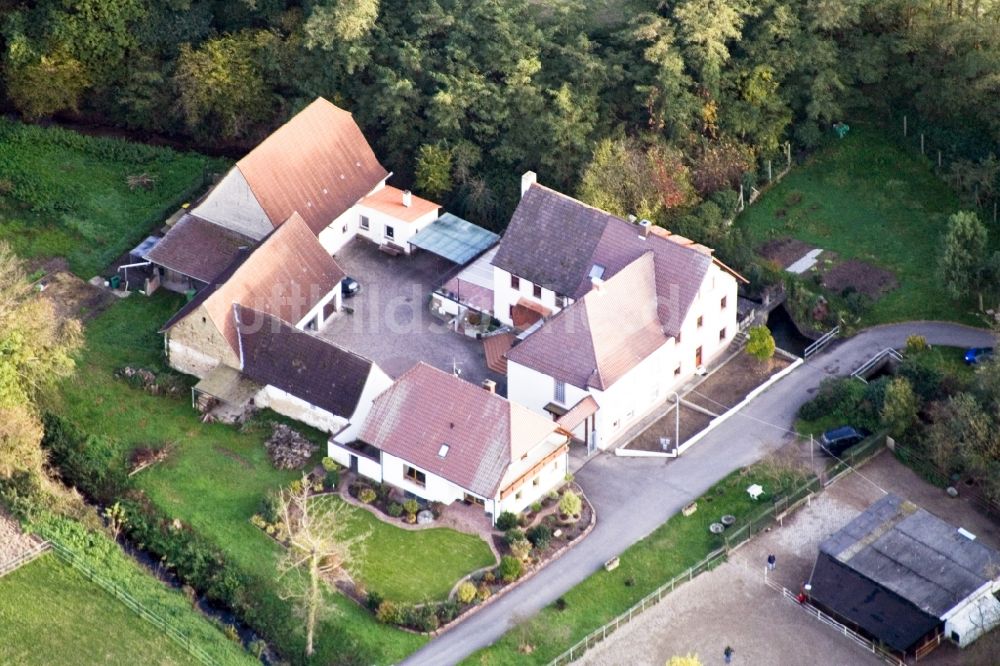 Hördt von oben - Historische Wassermühle am Gehöft eines Bauernhofes Klostermühle in Hördt im Bundesland Rheinland-Pfalz