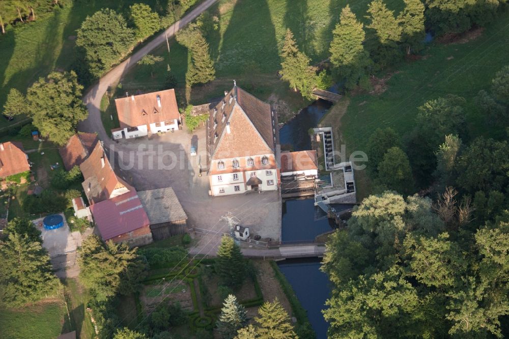 Luftbild Scheibenhardt - Historische Wassermühle am Gehöft eines Bauernhofes im Ortsteil Bienwaldmühle in Scheibenhardt im Bundesland Rheinland-Pfalz