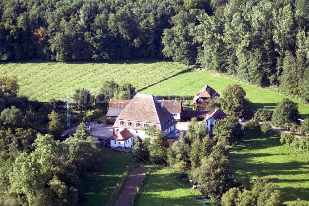 Scheibenhardt von oben - Historische Wassermühle am Gehöft eines Bauernhofes am Rand von bestellten Feldern im Ortsteil Bienwaldmühle in Scheibenhardt im Bundesland Rheinland-Pfalz