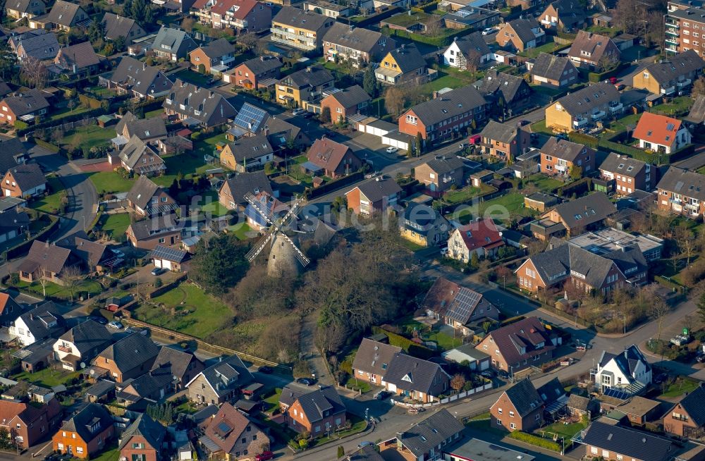 Luftbild Anholt - Historische Windmühle in einem Wohngebiet in Anholt im Bundesland Nordrhein-Westfalen