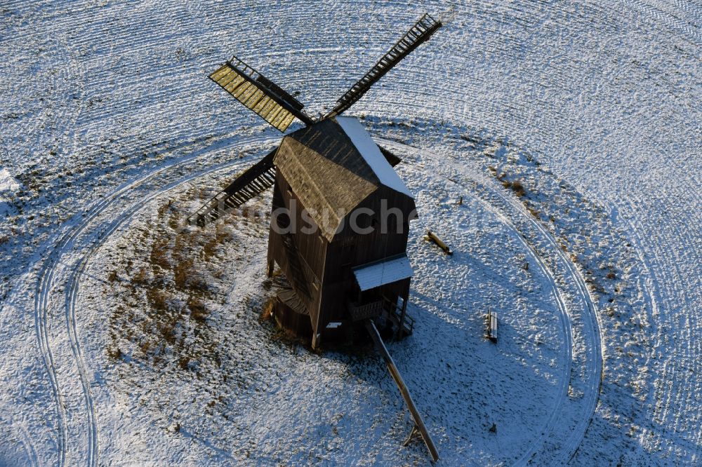 Luftaufnahme Beetzseeheide - Historische Windmühle am Gehöft eines Bauernhofes am Rand von bestellten Feldern in Ketzür im Bundesland Brandenburg