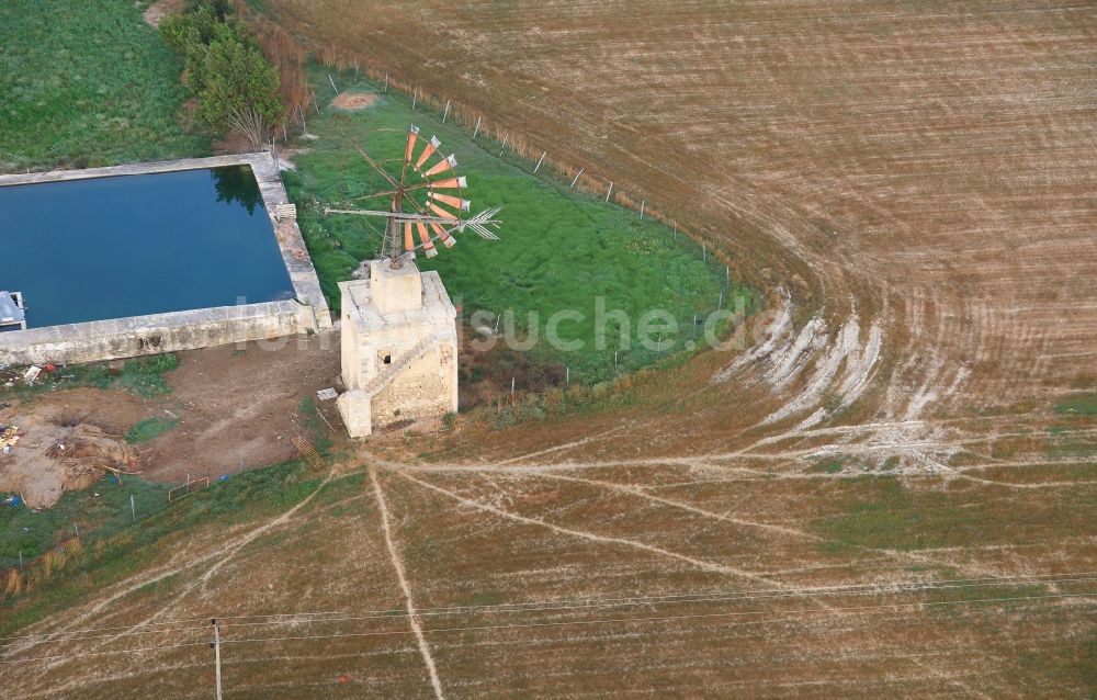 Luftbild Manacor - Historische Windmühle am Gehöft eines Bauernhofes am Rand von bestellten Feldern in Manacor auf der balearischen Mittelmeerinsel Mallorca, Mallorca, Spanien