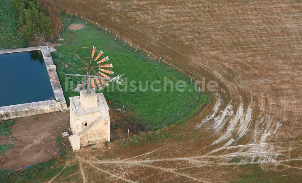 Luftaufnahme Manacor - Historische Windmühle am Gehöft eines Bauernhofes am Rand von bestellten Feldern in Manacor auf der balearischen Mittelmeerinsel Mallorca, Mallorca, Spanien