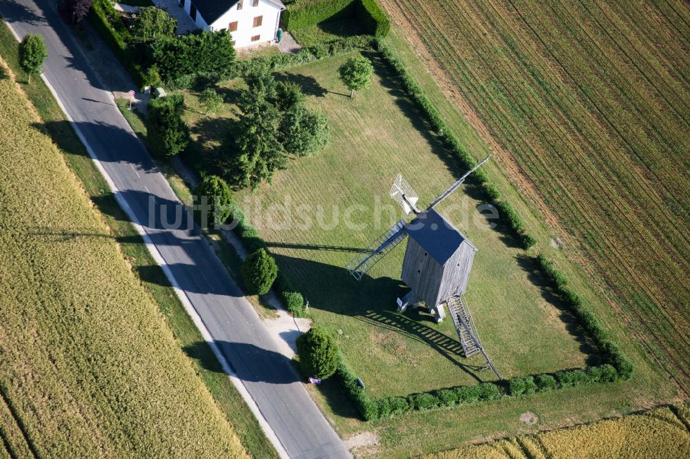 Talcy von oben - Historische Windmühle am Gehöft eines Bauernhofes am Rand von bestellten Feldern in Talcy in Centre-Val de Loire, Frankreich