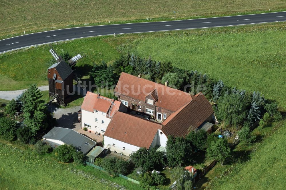 Luftbild Wellaune - Historische Windmühle am Gehöft eines Bauernhofes am Rand von bestellten Feldern in Wellaune im Bundesland Sachsen