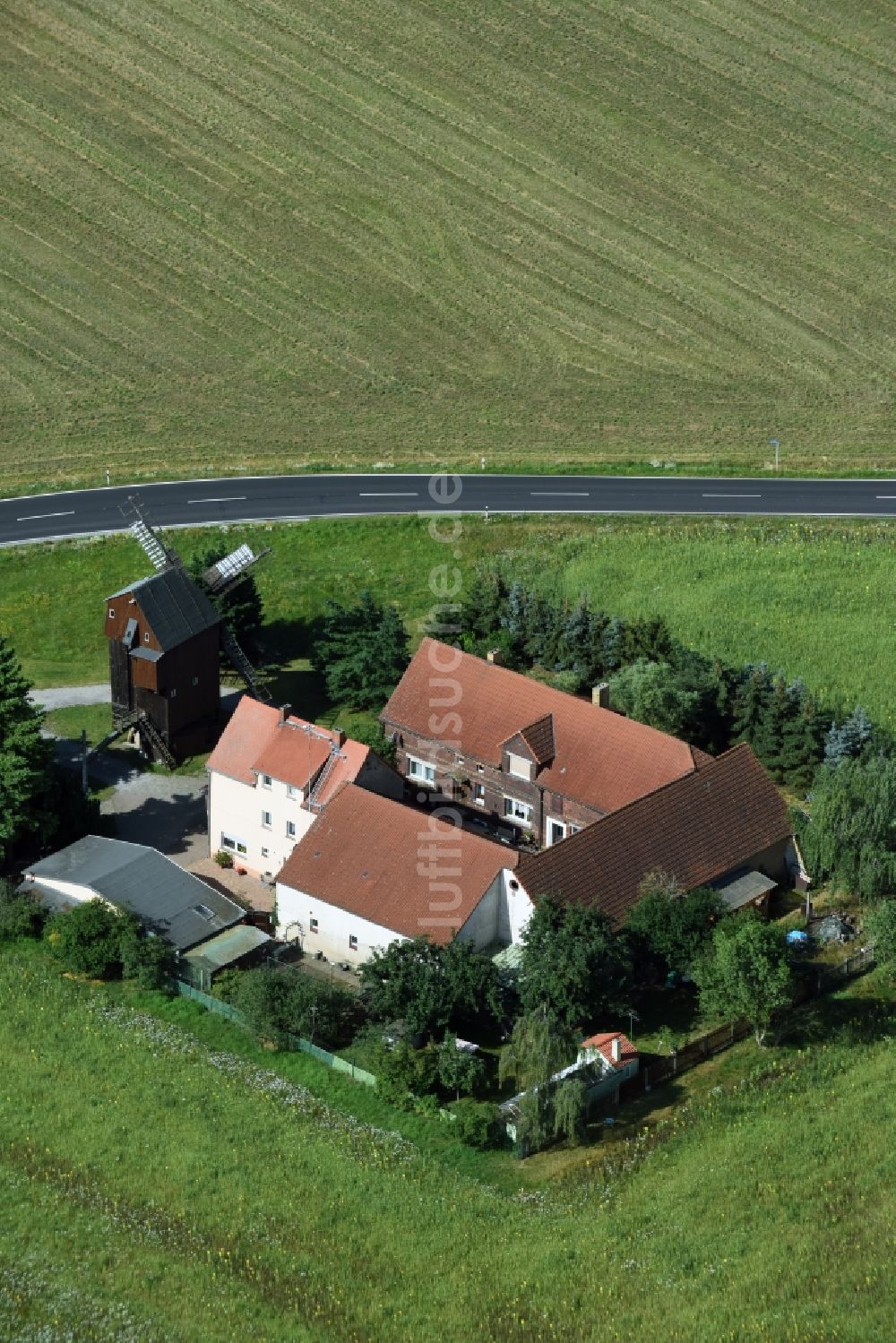 Luftaufnahme Wellaune - Historische Windmühle am Gehöft eines Bauernhofes am Rand von bestellten Feldern in Wellaune im Bundesland Sachsen