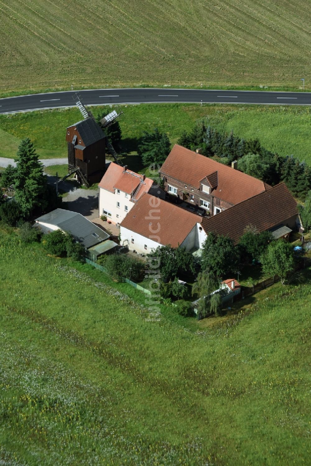 Wellaune von oben - Historische Windmühle am Gehöft eines Bauernhofes am Rand von bestellten Feldern in Wellaune im Bundesland Sachsen