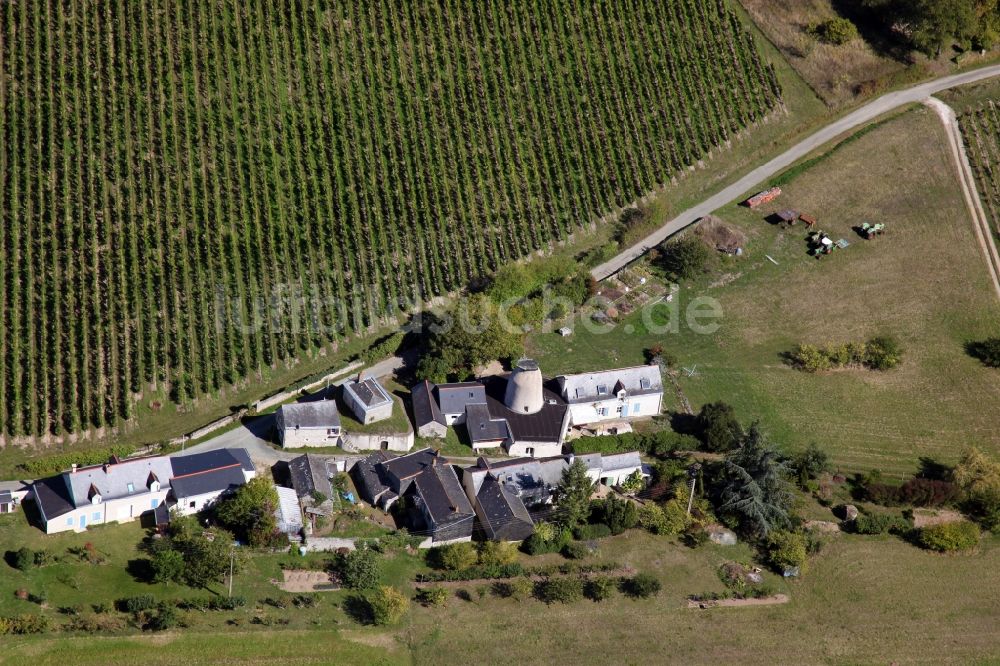 Savennieres aus der Vogelperspektive: Historische Windmühle am Gehöft eines Bauernhofes in Savennieres in Pays de la Loire, Frankreich