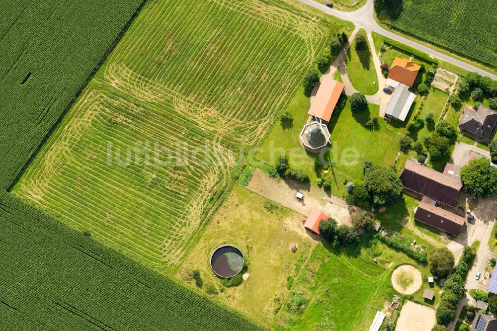 Luftbild Kutenholz - Historische Windmühle am Gehöft eines Hofes am Rand von gemähten Wiesen in Kutenholz im Bundesland Niedersachsen, Deutschland