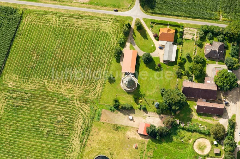 Luftaufnahme Kutenholz - Historische Windmühle am Gehöft eines Hofes am Rand von gemähten Wiesen in Kutenholz im Bundesland Niedersachsen, Deutschland