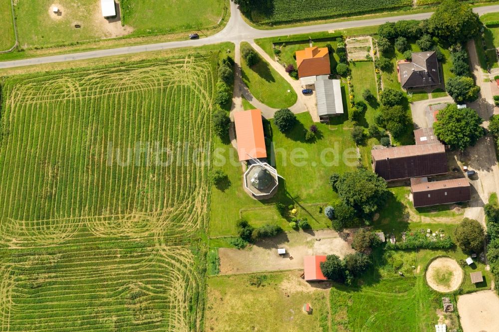 Kutenholz von oben - Historische Windmühle am Gehöft eines Hofes am Rand von gemähten Wiesen in Kutenholz im Bundesland Niedersachsen, Deutschland