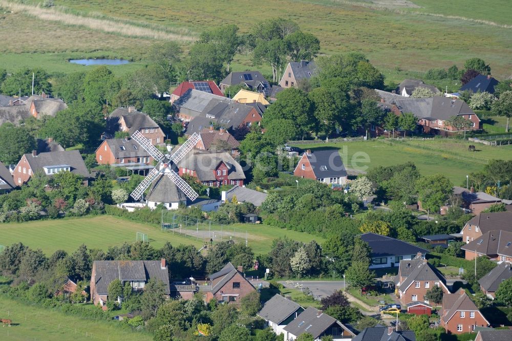 Luftbild Wrixum - Historische Windmühle am Gehöft des Restaurant Die Mühle am Hardesweg von bestellten Feldern in Wrixum im Bundesland Schleswig-Holstein