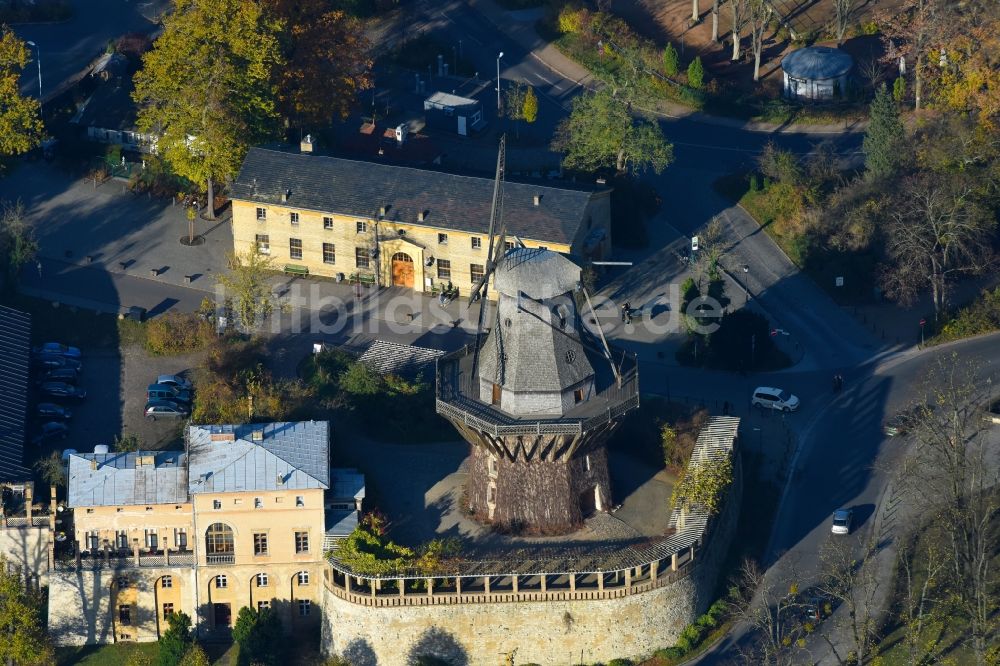 Potsdam aus der Vogelperspektive: Historische Windmühle an der Maulbeerallee in Potsdam im Bundesland Brandenburg, Deutschland