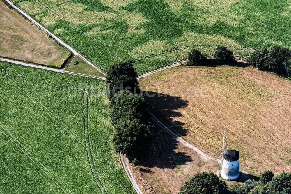 Luftaufnahme Krefeld - Historische Windmühle am Rand von bestellten Feldern in Krefeld im Bundesland Nordrhein-Westfalen