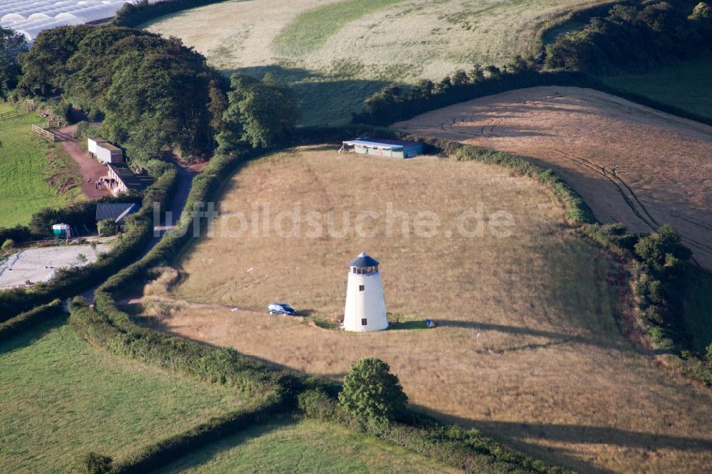 Whilborough aus der Vogelperspektive: Historische Windmühle am Rand von bestellten Feldern in Whilborough in England, Vereinigtes Königreich