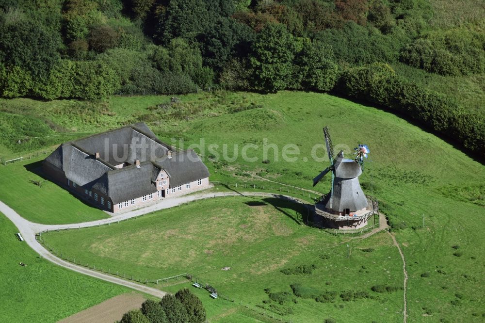 Rammsee aus der Vogelperspektive: Historische Windmühle am Vierseithof Carolinenhof Christan-Alberts-Koog in Rammsee im Bundesland Schleswig-Holstein