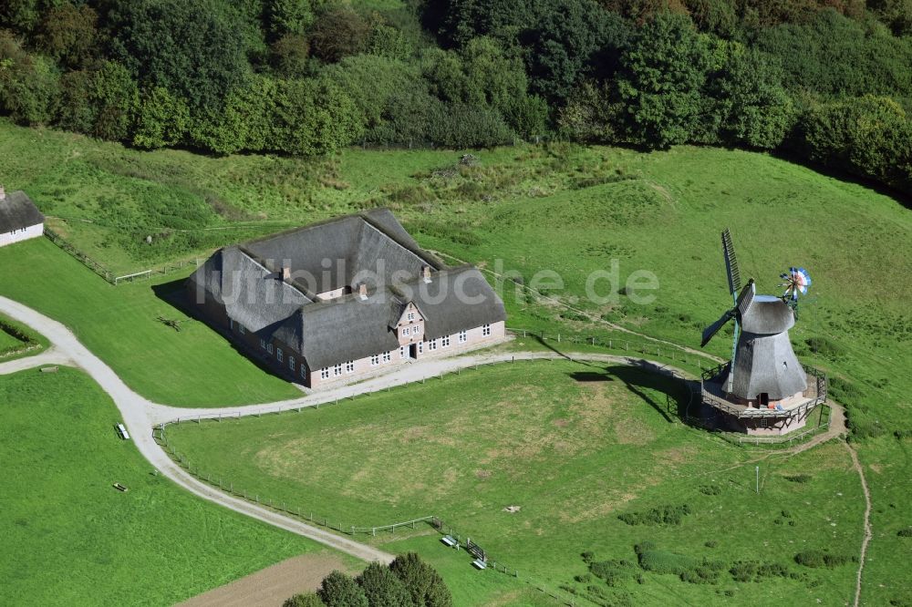 Luftbild Rammsee - Historische Windmühle am Vierseithof Carolinenhof Christan-Alberts-Koog in Rammsee im Bundesland Schleswig-Holstein