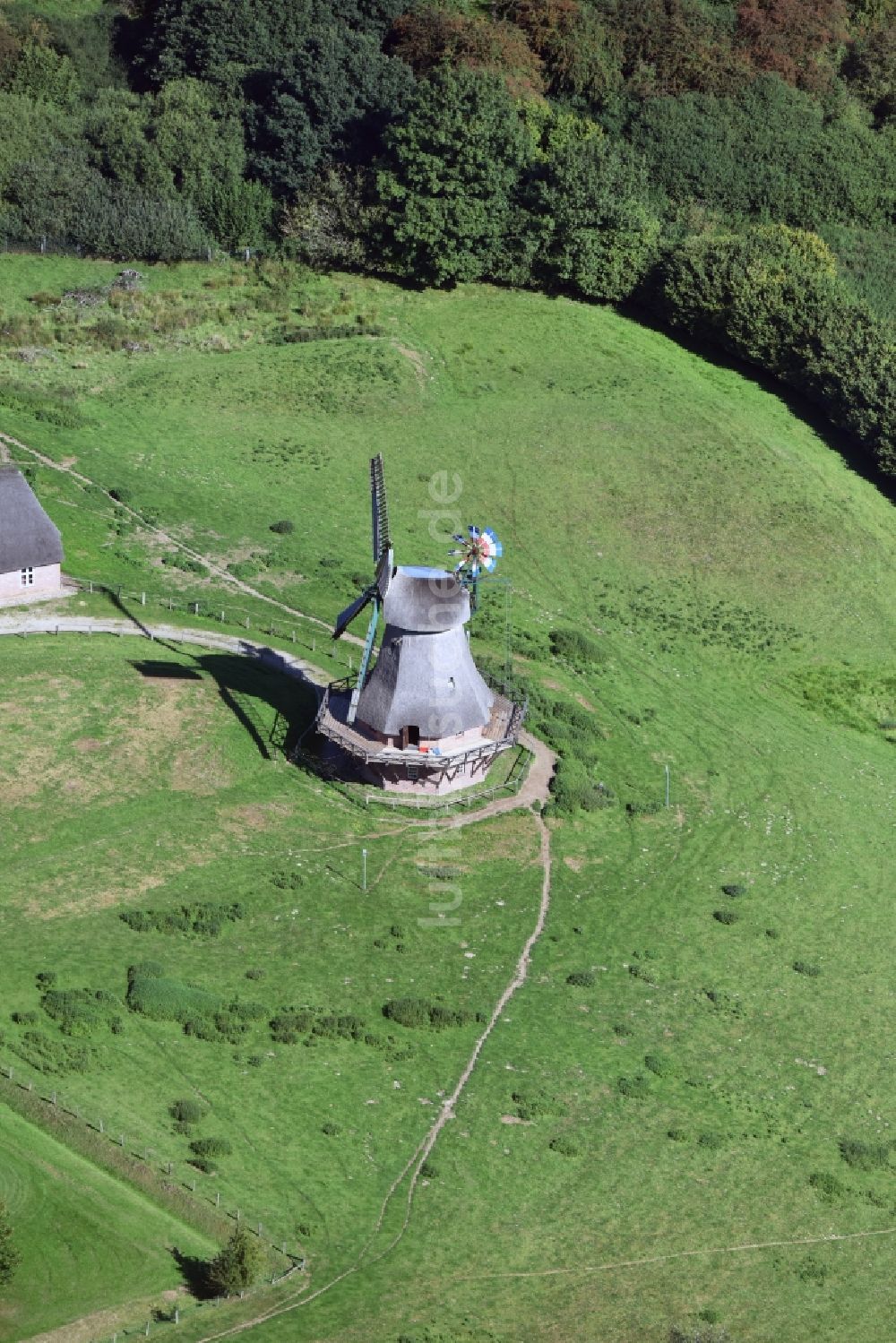 Luftaufnahme Rammsee - Historische Windmühle am Vierseithof Carolinenhof Christan-Alberts-Koog in Rammsee im Bundesland Schleswig-Holstein