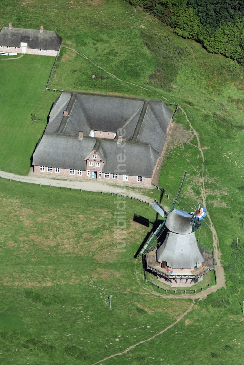 Rammsee von oben - Historische Windmühle am Vierseithof Carolinenhof Christan-Alberts-Koog in Rammsee im Bundesland Schleswig-Holstein