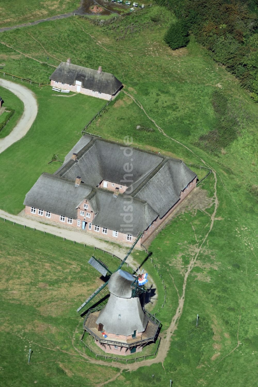 Rammsee aus der Vogelperspektive: Historische Windmühle am Vierseithof Carolinenhof Christan-Alberts-Koog in Rammsee im Bundesland Schleswig-Holstein